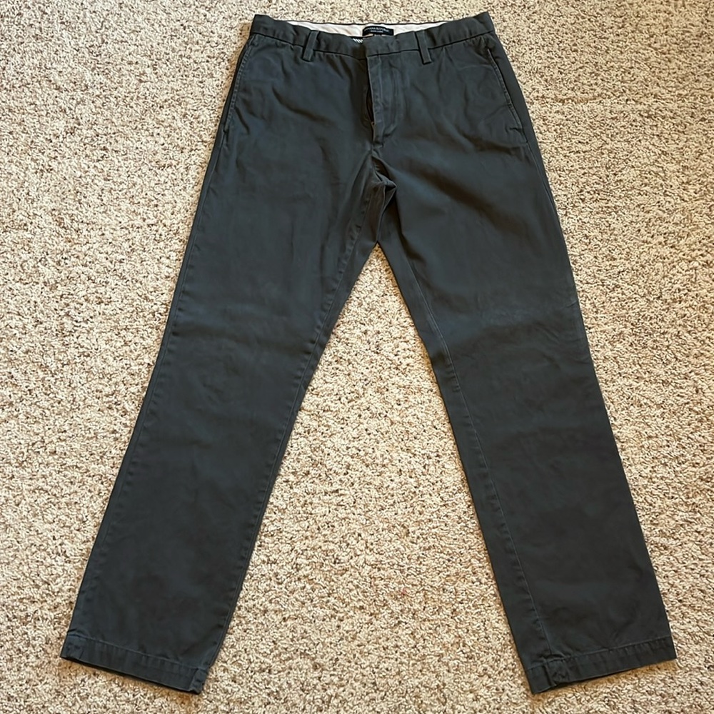 Banana republic men’s Gavin relaxed straight chino, color gray, 31x32